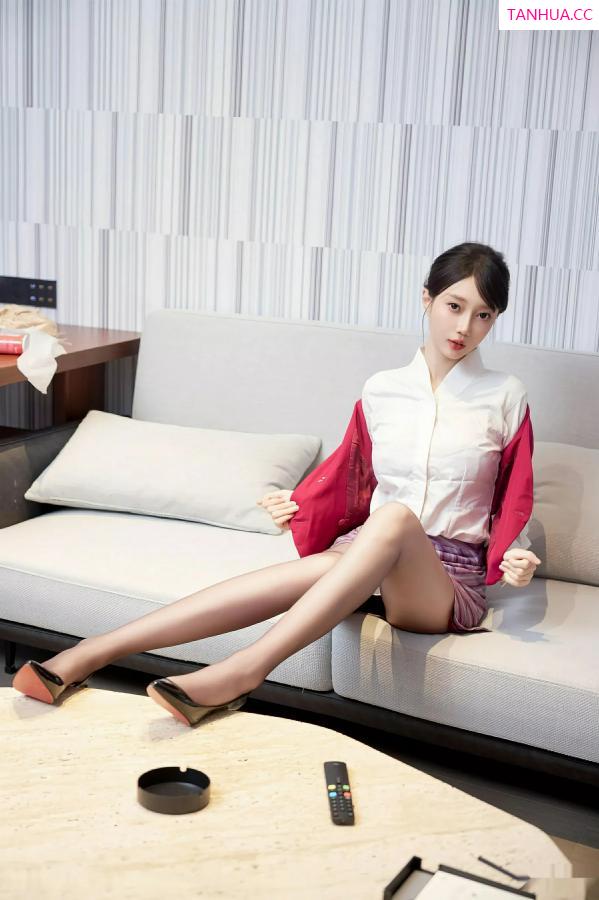 玥儿玥  [XiuRen]高清写真图 2025.08.04 No.10620 玥儿玥er 性感空姐第16张图片
